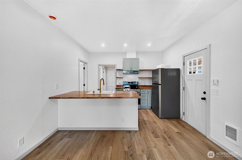 5th image of 8633 S Thompson Avenue