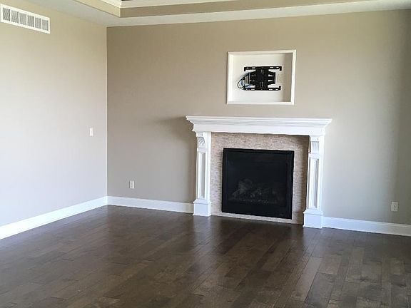Living Room w/gas fireplace and mantle