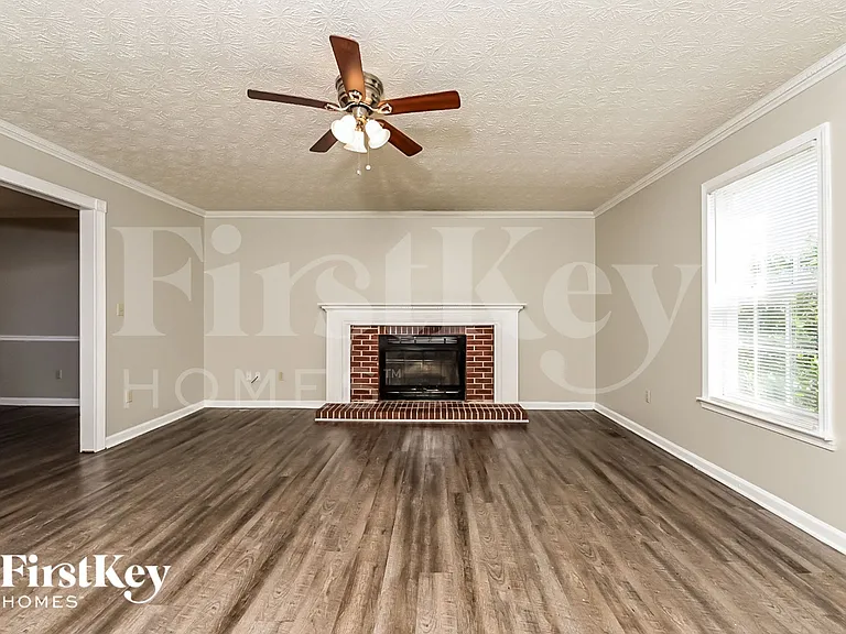 215 Brooks Dr — Photo 2