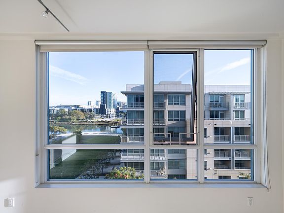5th image of 300 Berry St Unit 710