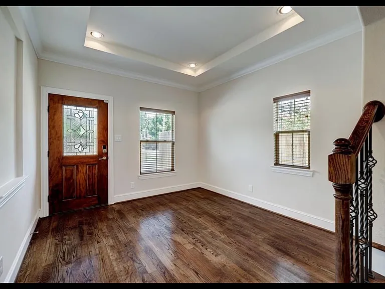 2401 Radcliffe St — Photo 2