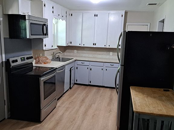 3rd image of 7929 Glenview Dr
