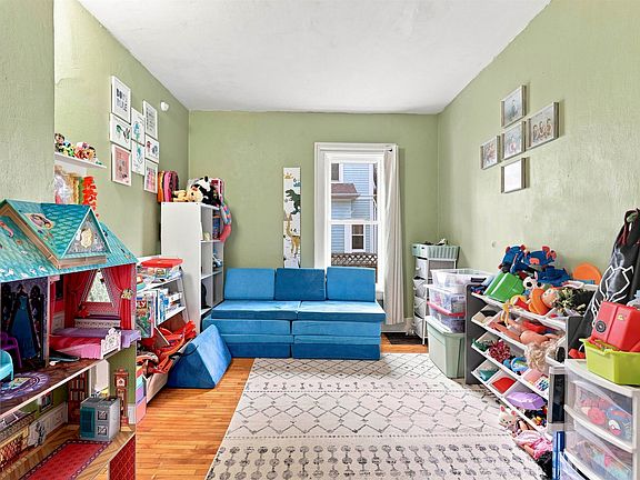 5th image of 1102 W Lawrence St