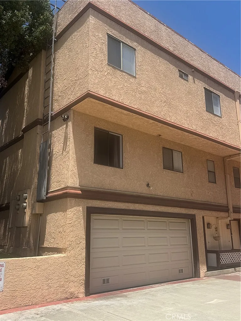 3 bed, 1200 sqft, $3,100 — Photo 1
