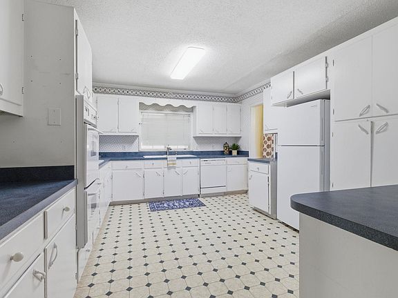 4th image of 3816 Yale St