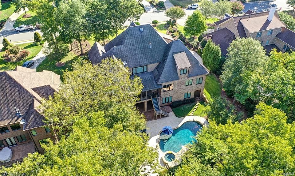 2nd image of 1406 Venetian Way Dr