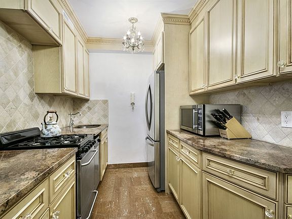 4th image of 405 E 63rd St APT 4M