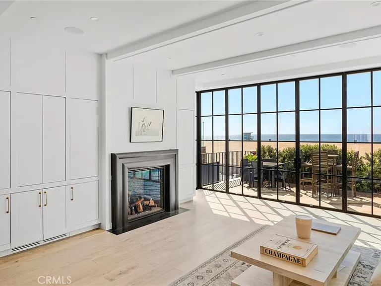2428 The Strand — Photo 8