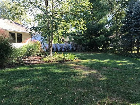 3rd image of 124 S Elizabeth Ct
