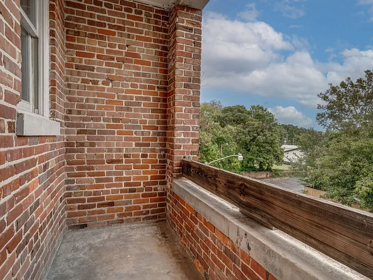 Historic Colonial Square — Photo 11