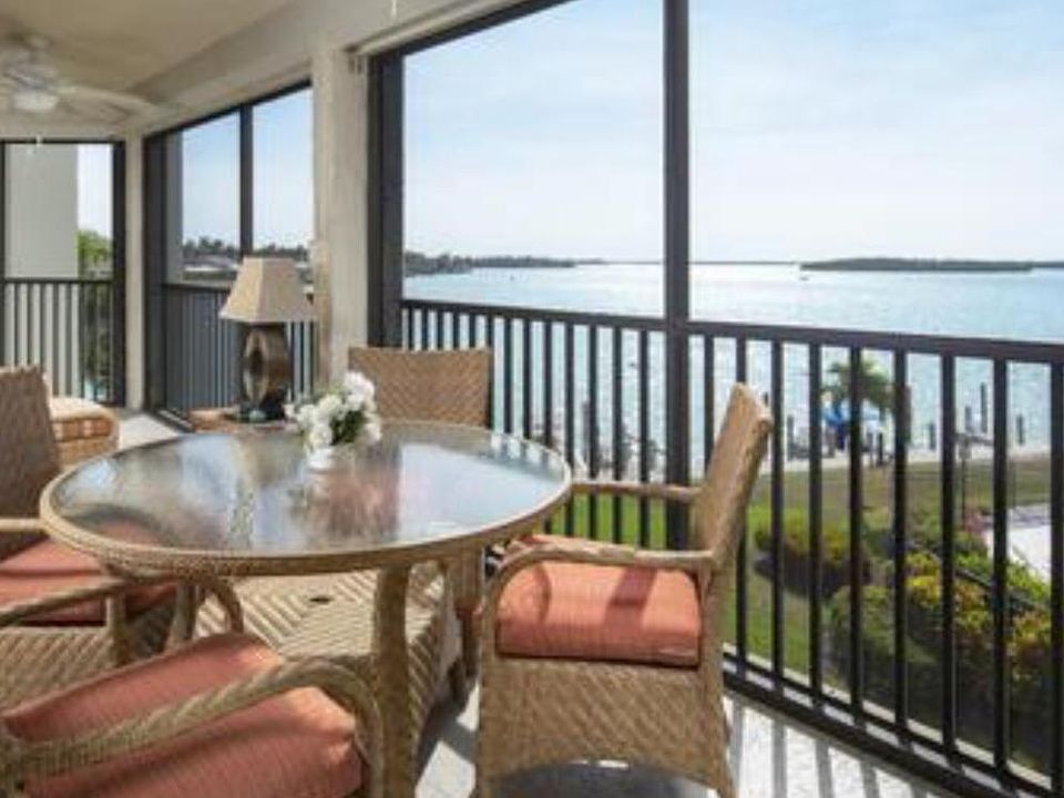 Enjoy the daily boat parade and the view of 10,000 islands from your 3rd floor lanai!