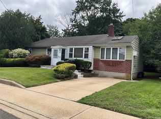 195 Central Park Rd, Plainview, NY 11803
