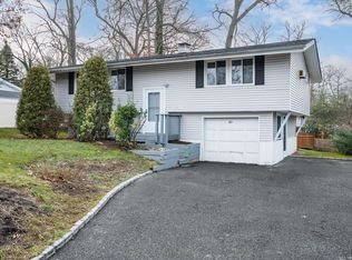 30 Florida Ave, Commack, NY 11725
