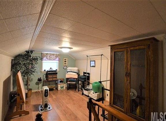 4th image of 2507 Grandview Cres