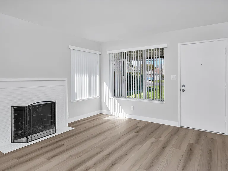 El Camino Duplexes — Photo 10
