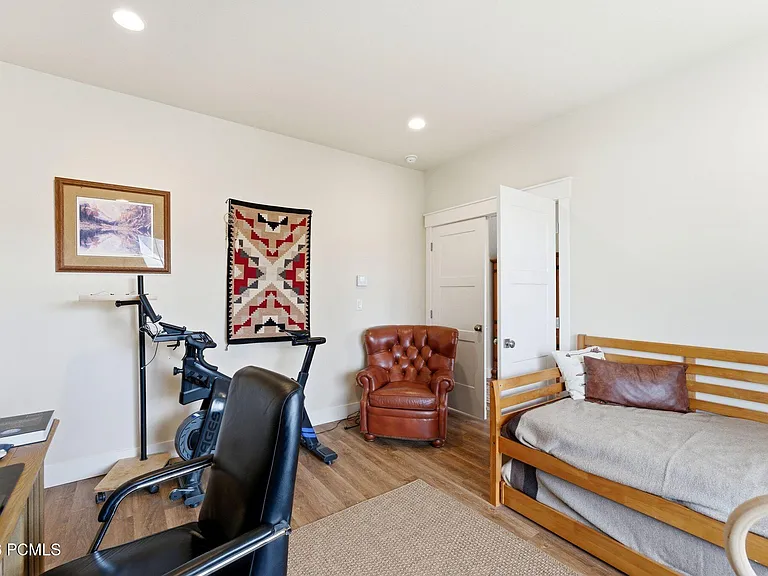 415 E Earl St — Photo 10
