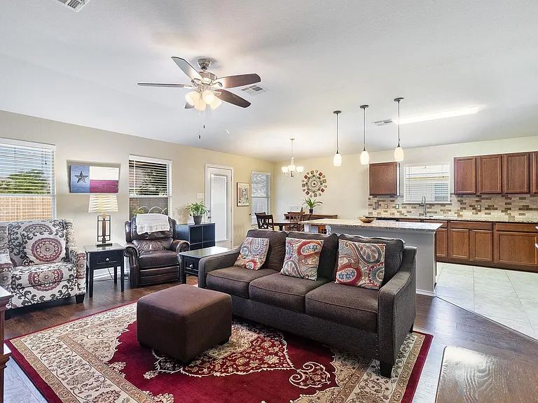 413 Quail Hollow Dr — Photo 2