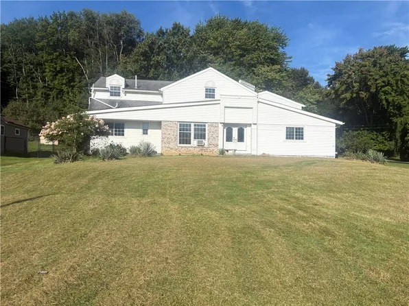 1369 Hofius Ln, Hermitage, PA 16148