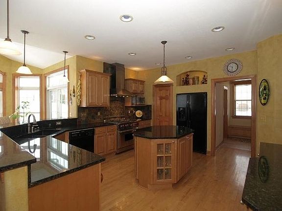 4th image of N64W13300 Crestwood Dr