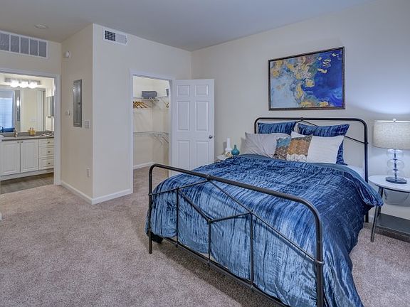 Spacious bedroom with ensuite bathroom and walk-in closet