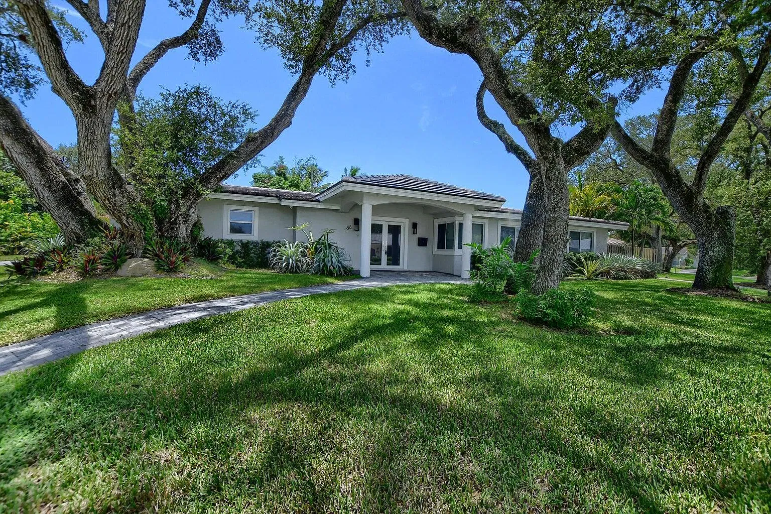 4 bed, 2.5 bath, 2044 sqft, $8,000 — Photo 2