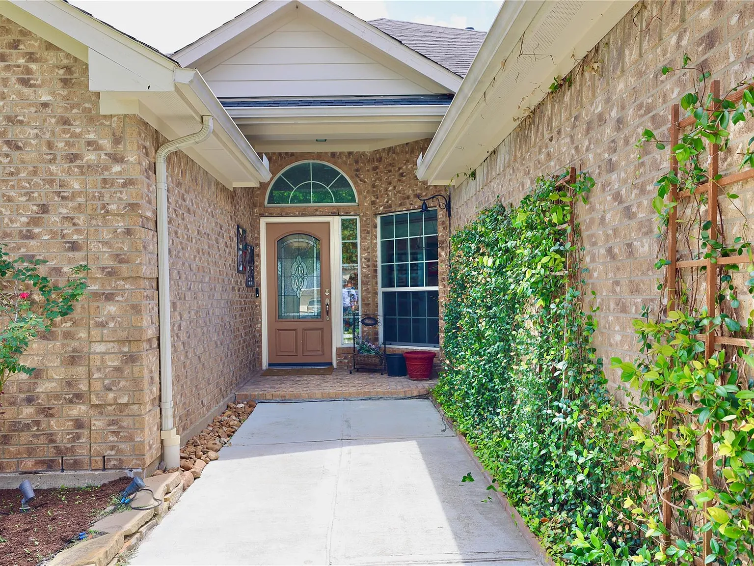 4 bed, 2218 sqft, $2,550 — Photo 2