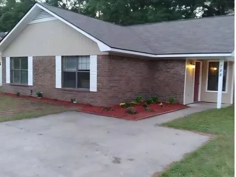 798 Madison Dr — Photo 1