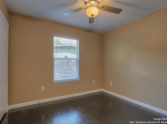 5th image of 406 Marchmont Ln