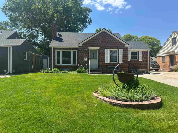 831 N Pine Ave, Hastings, NE 68901