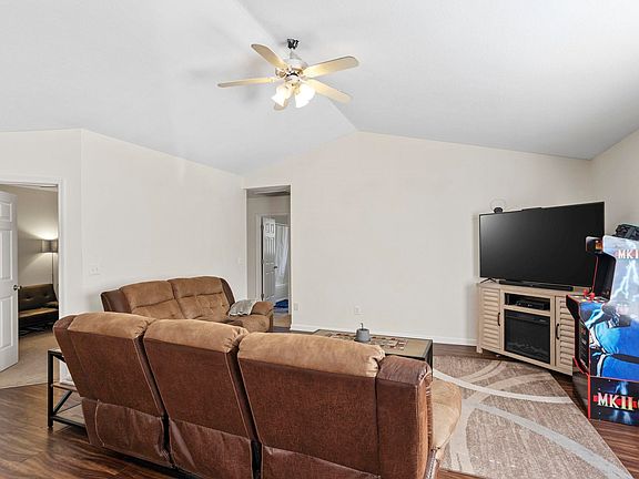 3rd image of 19 Waukegan Way
