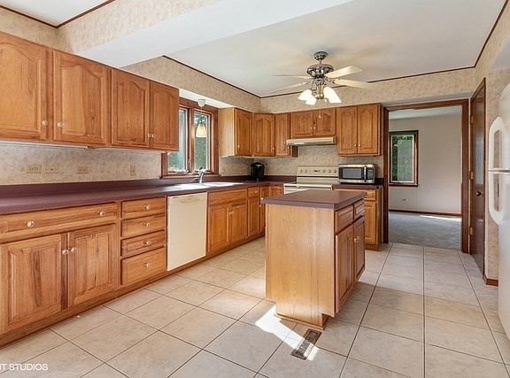 Large eat-in kitchen with island