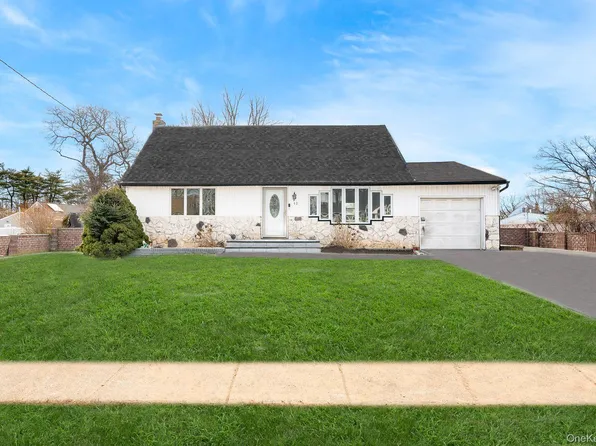 42 Ronald Dr N, Amityville, NY 11701