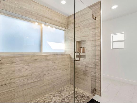 3rd image of 921 SE 13th Ct