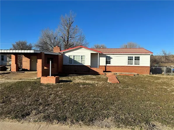806 W 4th St, Granite, OK 73547