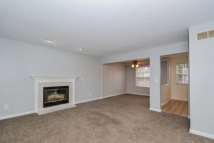 3 bed, 3.0 bath, 1486 sqft, $2,045 — Photo 4