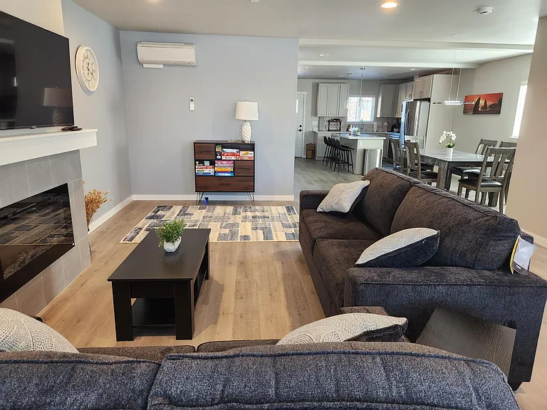 538 Shattuck Ave S — Photo 5