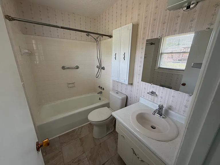 113 Avalon Cir — Photo 8