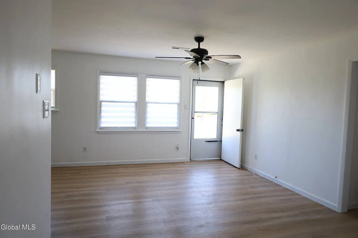3 bed, 1.0 bath, 1100 sqft, $2,400 — Photo 4