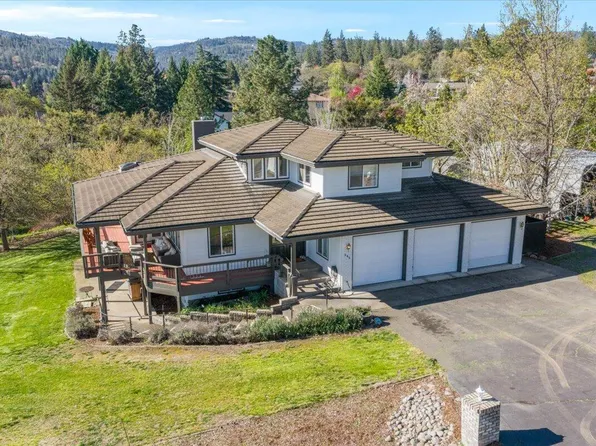 395 Autumn Ln, Medford, OR 97502