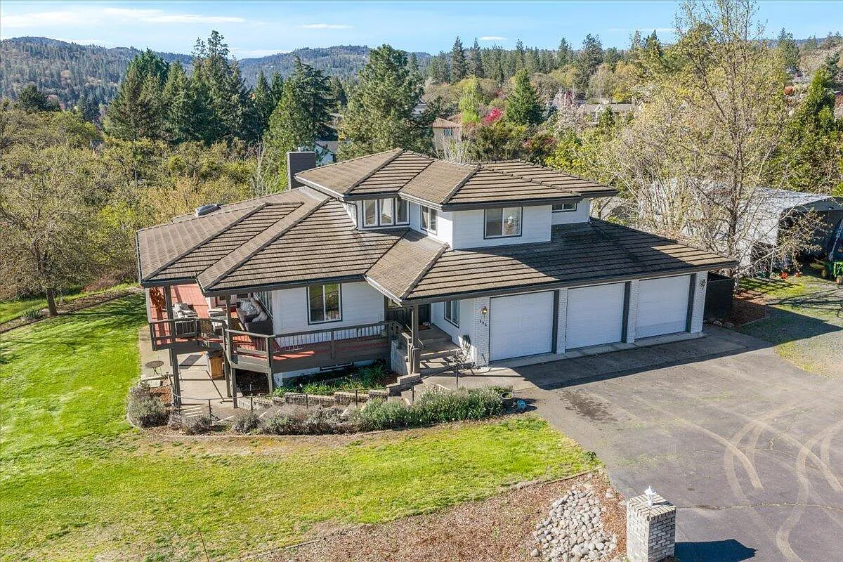 395 Autumn Ln photo 1