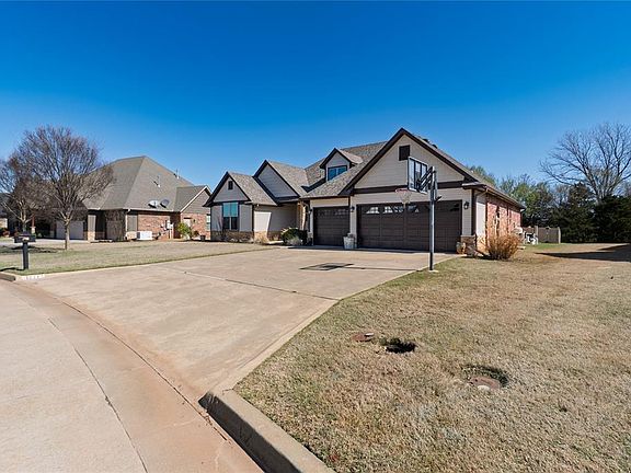 3rd image of 2715 Woodlawn Ct