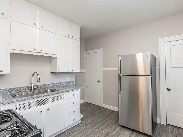 1022 Goold St — Photo 6