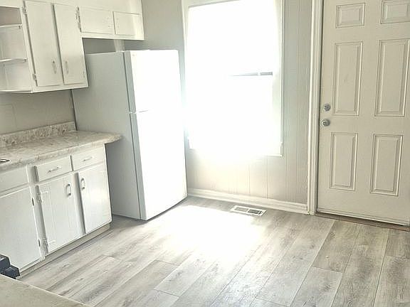 3rd image of 2 27th St