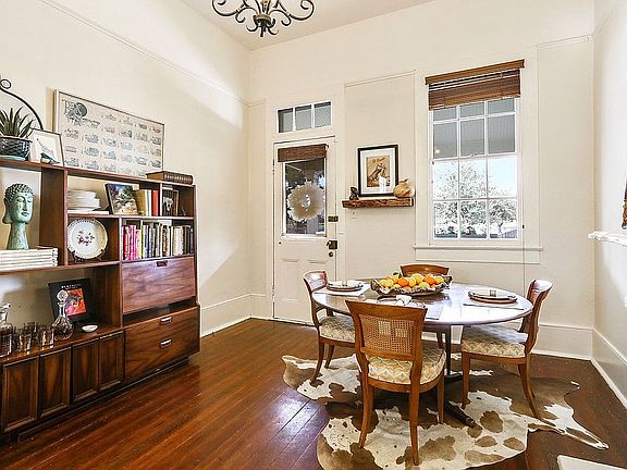 14"tall ceilings,wood floors