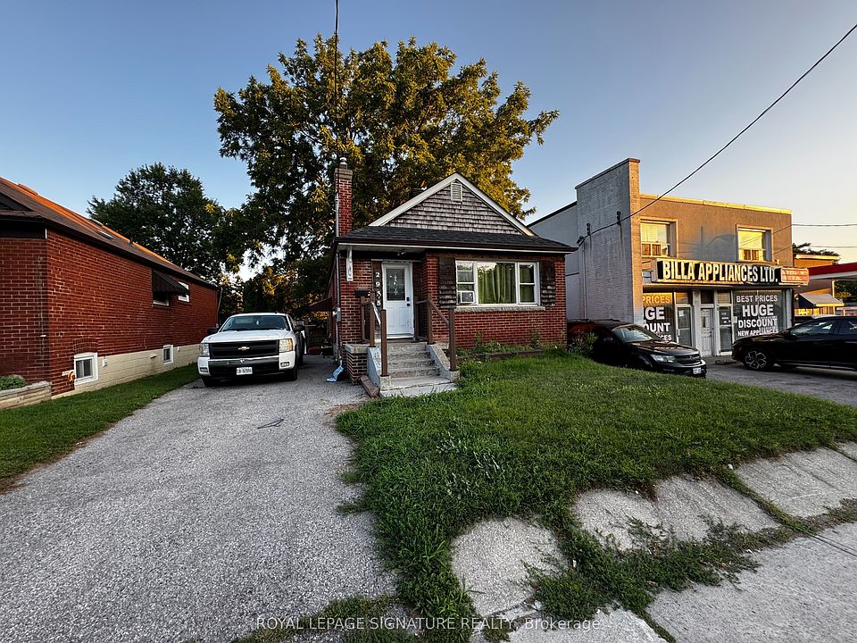 2nd image of 2935 Saint Clair Ave E