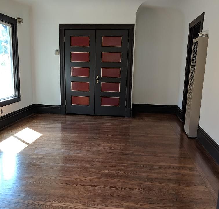 Spacious Front Living room with Second floor private entranc