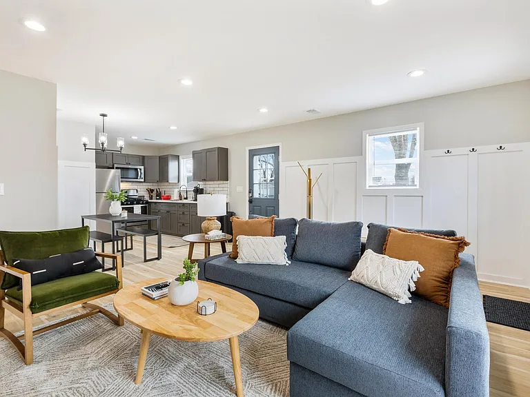24761 Outer Dr — Photo 8