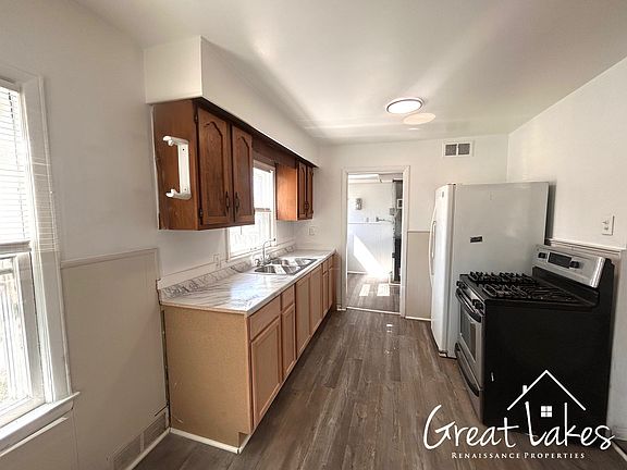 4th image of 28303 Hillview St