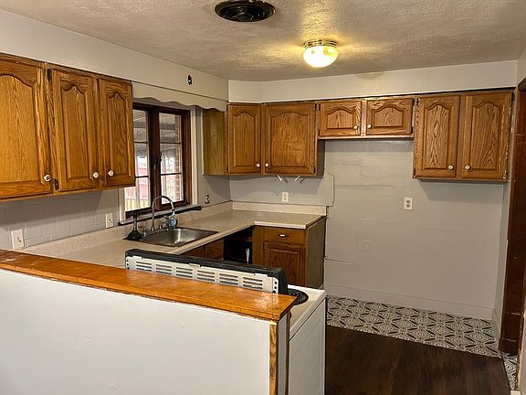 2nd image of 282 Island Pond Rd