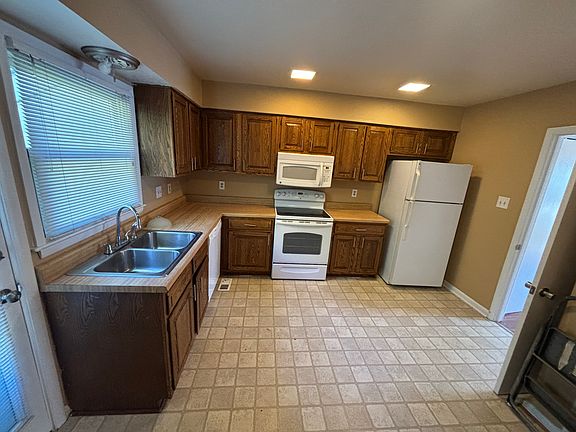 4th image of 35 Bromley Dr